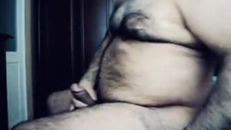 Un gros ours qui pose en sous-vêtements ! Une grosse bite !