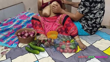 XXX Bhojpuri Bhabhi, alors qu'elle vendait des légumes en exhibant ses gros tétons, a fait rire un client !