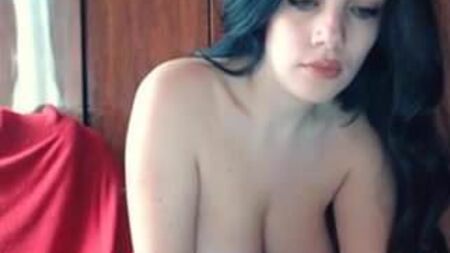 Une cam-girl russe aux gros tétons