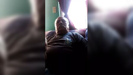Un vieux pervers en train de se branler sur le canapé