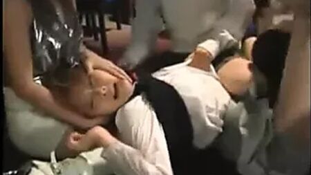 Orgie lesbienne entre adolescentes asiatiques et domination