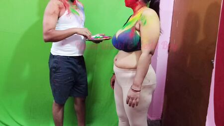 Holi me Debar a laissé sa belle-sœur affamée et est partie, après avoir enfilé un préservatif féminin… tout en parlant exclusivement en hindi