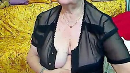 Une vraie mamie devant la webcam R20