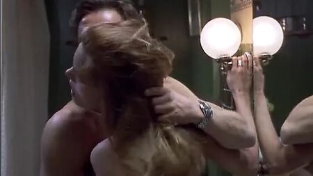 Natasha Henstridge baise dans le film « Maximum Risk »