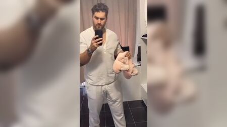 Un type avec une énorme bosse dans son pantalon blanc