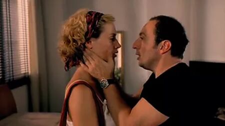 Cécile de France se fait baiser sauvagement dans une scène de sexe hardcore