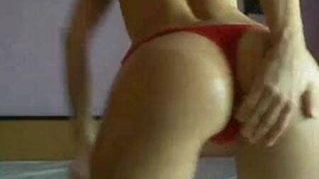 Une amatrice qui remue les fesses