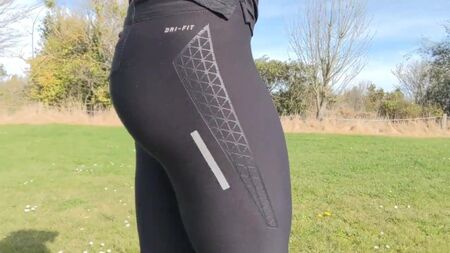 Legging de sport moulant, fesses bien en vue