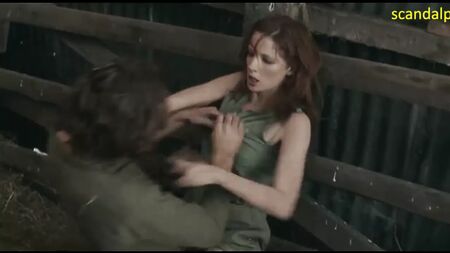 Kelly Reilly baise dans le film « Puffball »