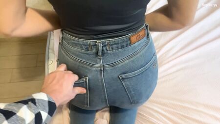 Une sodomie avec la petite sœur d'un ami sans même se déshabiller