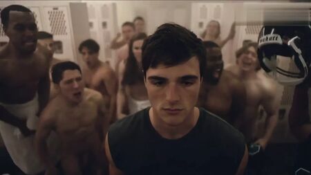 Une grosse bite dans le vestiaire, extrait de l'épisode 01x02 d'Euphoria