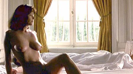 La scène de nudité de Polly Walker dans « Huit femmes et demie »