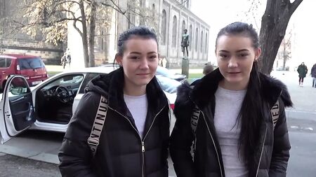 jeunes filles aux petits seins en hardcore - jumelles naïves