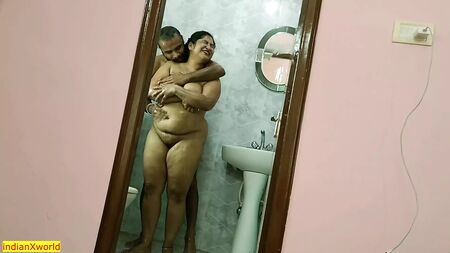 Une belle belle-sœur et une partie de sexe torride avec un jeune employé d'hôtel innocent !! XXX torride