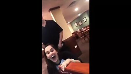 Un serveur reçoit un pourboire sous forme de fellation