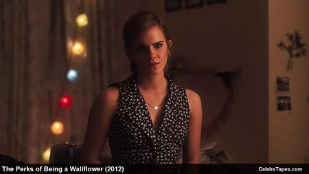 Emma Watson, Mae Whitman et Nina Dobrev en lingerie et en bikini