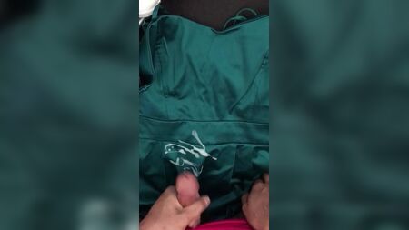 Forever 21 et une autre robe en satin, entre mode et fantaisie