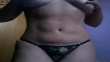 Une femme mariée aux gros seins en train d'enlever sa culotte