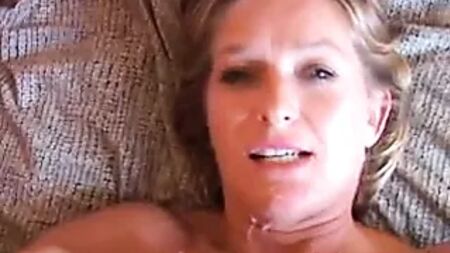 Vickie est une femme mûre très sexy qui adore baiser