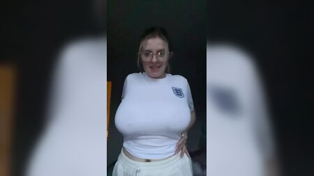 Une intello sexy aux tétons et aux seins énormes