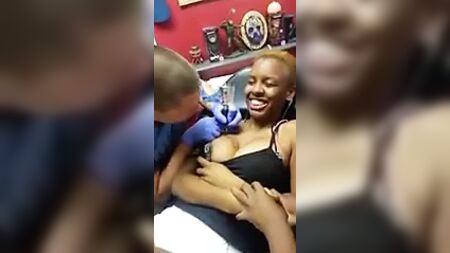 Un téton qui sort pendant qu'on se fait tatouer