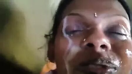 Une tante telugu fait une fellation à son mari