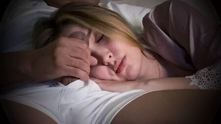 Belle-mère et beau-fils. Une éjaculation interne risquée sur le canapé