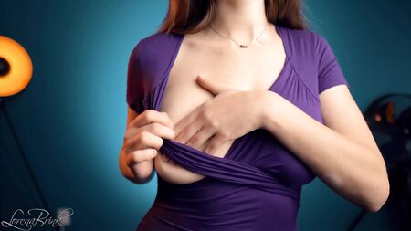 Une séductrice en chemisier violet décolleté