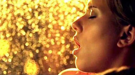 Scarlett Johansson se fait doigter dans une voiture sur ScandalPlanet.Com