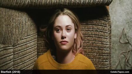 Scènes de nudité et de masturbation de la célèbre actrice Virginia Gardner