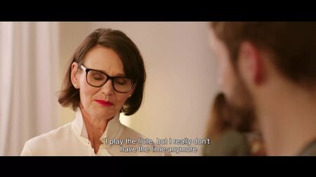 une mamie et un jeune homme font l'amour