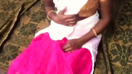 Une jeune villageoise tamoule s'essaie à la sodomie