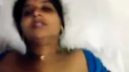 Une femme d'âge mûr telugu a des relations sexuelles avec un jeune célibataire, regardez la vidéo