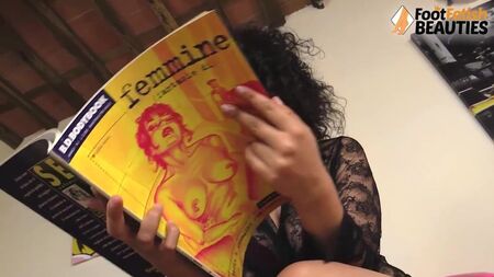 Des filles pieds nus en ballerines : le summum du jeu de pieds et de la provocation