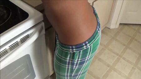 Les énormes seins de maman rendent son beau-fils fou - Thérapie familiale
