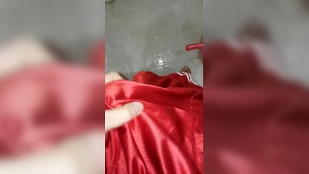 Éjaculer dans un boxer en satin brillant