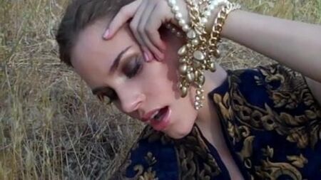Christa B. Allen, star de « Revenge », se masturbe
