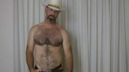 Le cow-boy astique sa boucle de ceinture et pisse