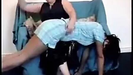 La belle-mère donne une fessée à sa fille