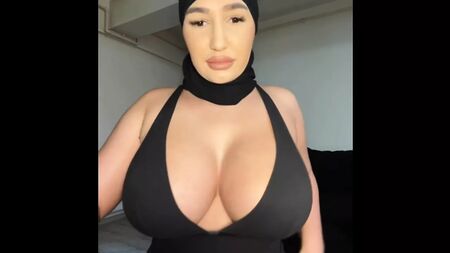 Selma Azmani, gros seins