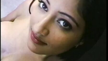 Une salope indienne super sexy adore se faire lécher la chatte sur une chaise