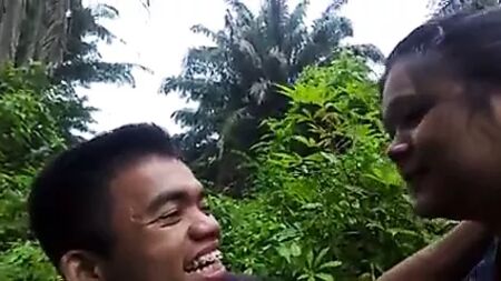 Un baiser dans le jardin avec ma chère petite amie