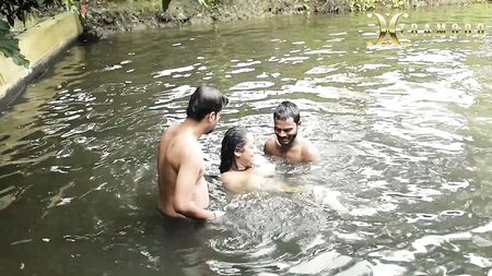 BHABI AUX GROS SEINS COCHONS SE BAIGNE DANS UN ÉTANG AVEC LE BEL DEBORJI (EN PLEIN AIR)