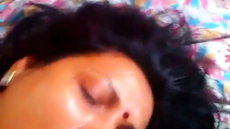 Une belle-sœur indienne suce une bite et se fait éjaculer sur le visage