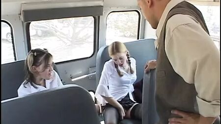 Deux jeunes filles sont en train de baiser un mec sur la banquette arrière de sa voiture
