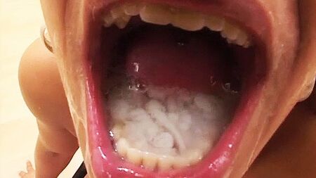 la bouche pleine de sperme
