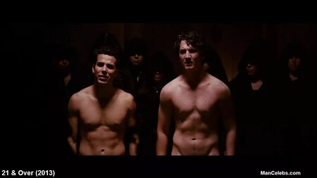 Scènes de film où Skylar Astin apparaît nu et sexy