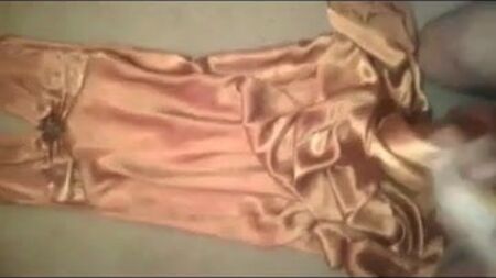 Éjaculer sur une robe de bal en satin doré