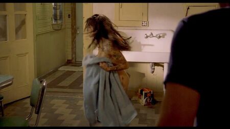 Sarah Shahi nue dans « Bullet To The Head » sur ScandalPlanet.Com