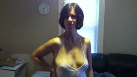 Chell, une amatrice sexy, laisse entrevoir ses tétons à travers son t-shirt